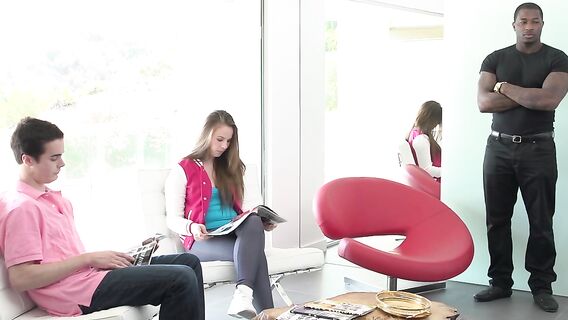 Секс 18-летней Джиллиан Янсон с негром