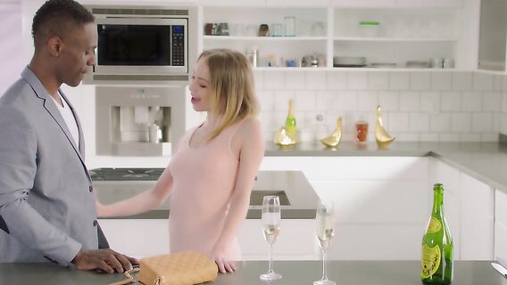 Энджел Смоллс пришла к негру домой попробовать его член на вкус