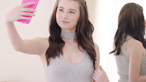 Богатая девушка предложила негру на десерт себя в сливках