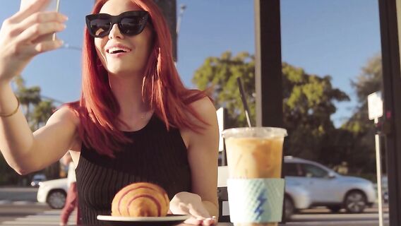 Негр ебет рыжую девушку и кончает внутрь