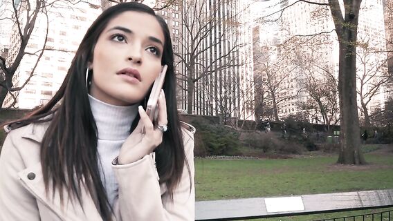 Гигантский черный член долбит пизду белой девки