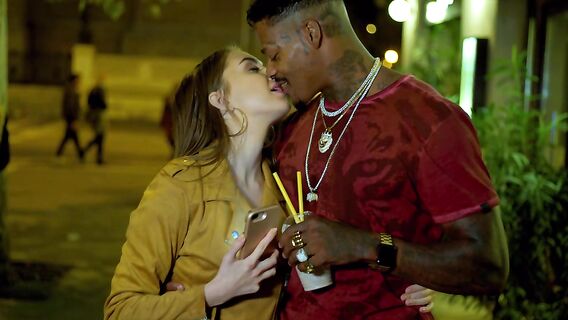 Перед сексом в номере Лена Рейф сосет большой хуй негра на колесе обозрения