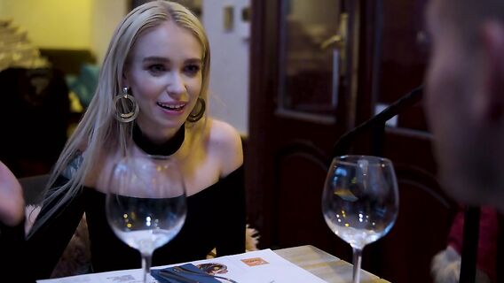 Белую сучку отымели сразу два негра